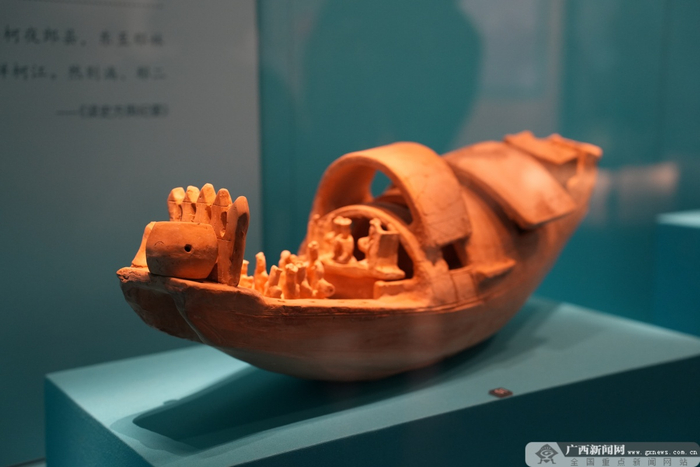 贵港梁君垌汉墓出土的汉代附古俑红陶船。记者 祝萌 摄