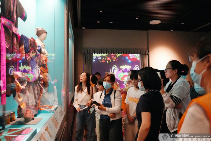 展览开幕当天游人如织。记者 祝萌 摄