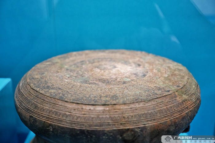 战国竞渡纹牛纹铜鼓（石寨山铜鼓）鼓面纹路依旧清晰。记者 祝萌 摄
