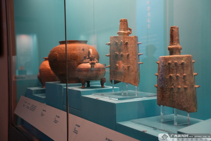 青铜器组。记者 祝萌 摄