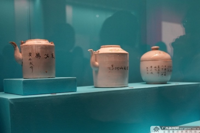 “抗战必胜”小江瓷壶、“还我河山”提梁瓷壶、“抗战必胜、建国必成”瓷罐。记者 祝萌 摄