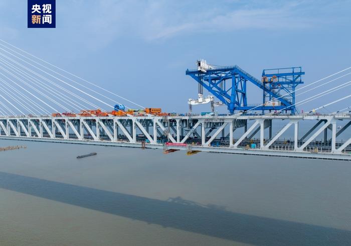毫米级精准合龙，常泰长江大桥全线贯通
