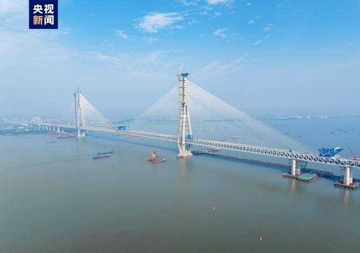 毫米级精准合龙，常泰长江大桥全线贯通