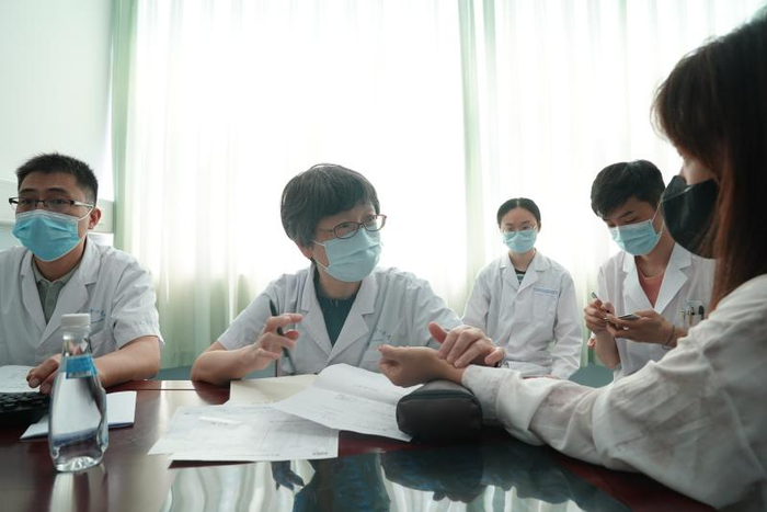 中日友好医院中医肺病一部主任医师王辛秋（左二）为患者把脉。王拓 摄