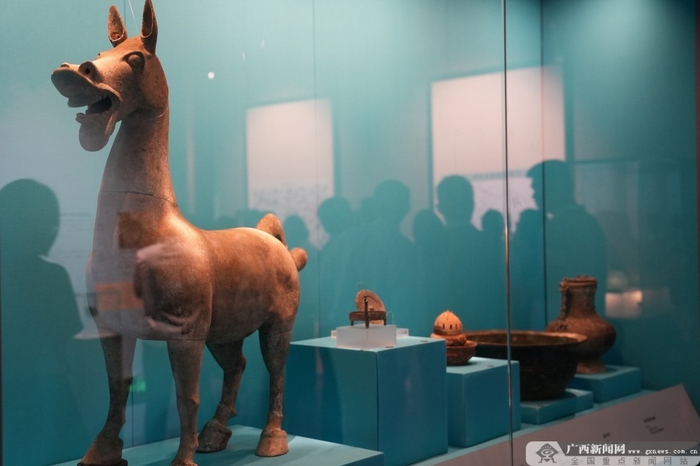 合浦汉墓出土的铜马。记者 祝萌 摄
