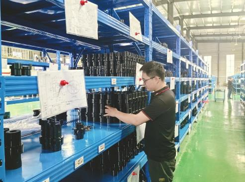 近日，在斌昊公司新建的货仓中，工人正在逐一检查产品质量。 王润恒摄