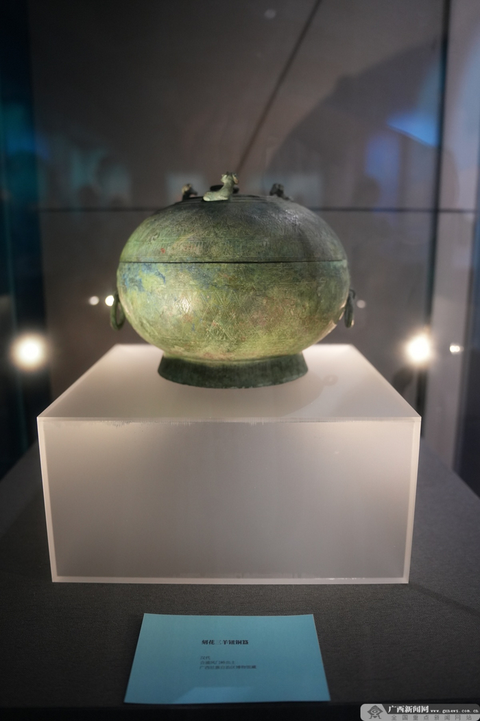 刻花三羊钮铜簋。记者 祝萌 摄