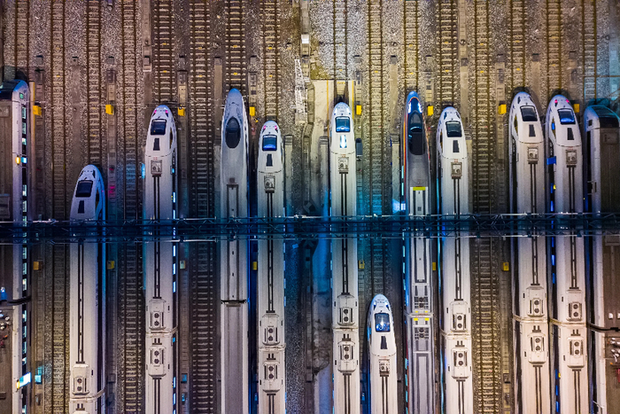 龙舟破浪，勇往直前