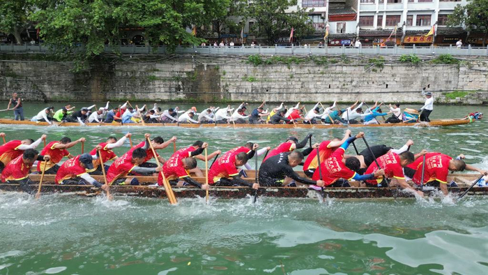 6月6日，贵州镇远古城，各参赛的龙舟队正在积极备战训练。（吴贤和摄）