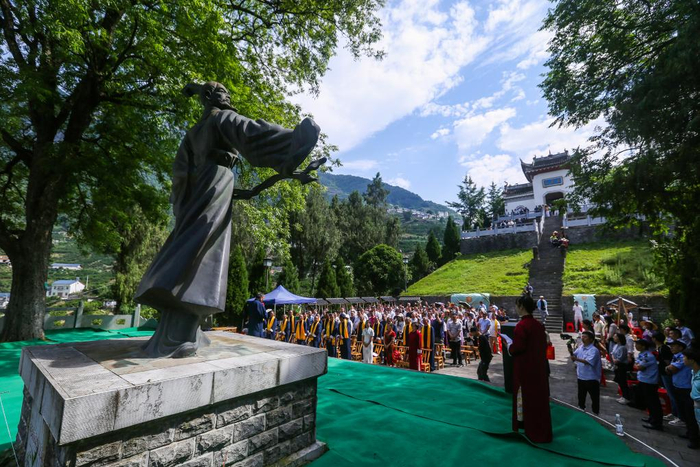 6月6日，湖北省秭归县屈原镇屈原村“三闾骚坛”举办诗会。（王罡摄）