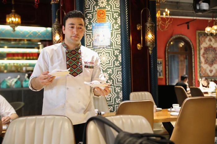   在北京一家餐厅，工作人员为顾客送上酸奶粽子。