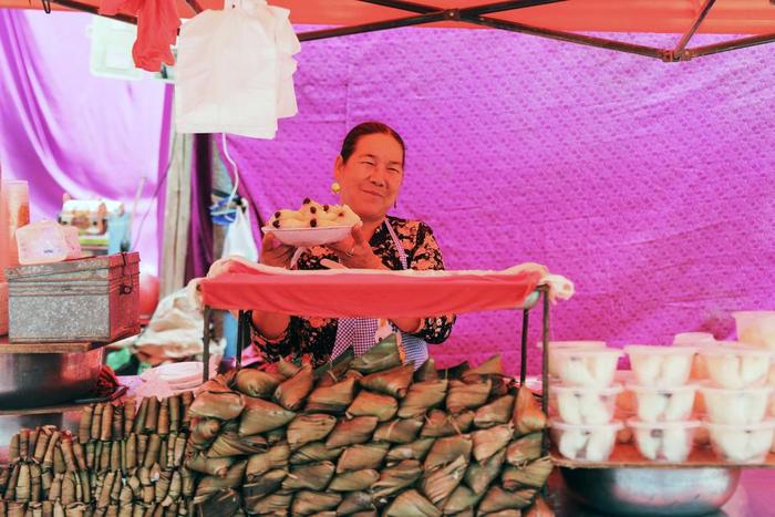   在和田县布扎克乡农贸市场举行的巴扎上，商户在卖粽子。