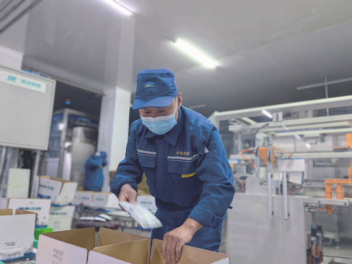     脱贫户在金祁连乳业帮扶车间工作。本报记者 牛玉娇 摄