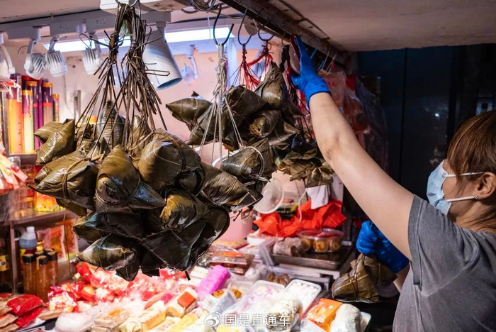 🔹端午假期，商家备货粽子。中新社记者 侯宇 摄