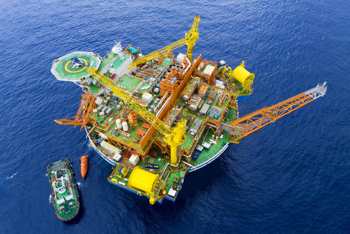 图为“海葵一号”完成海上回接作业（中国海油供图，张鹏 摄）