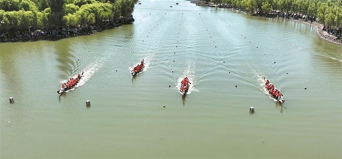     赛龙舟  贺心茹  摄