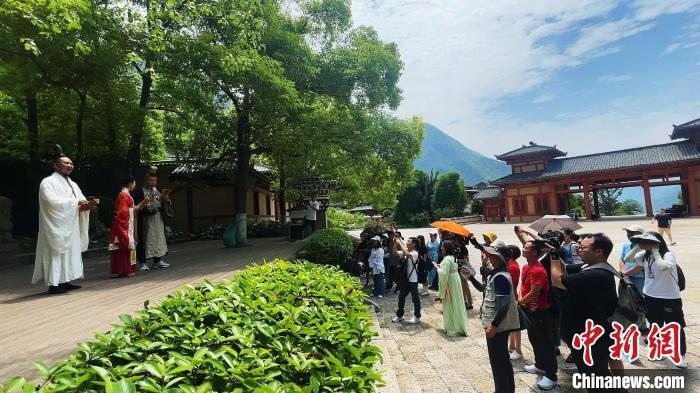 台湾青年在兴山县昭君村景区开展交流活动。张雅莉 摄