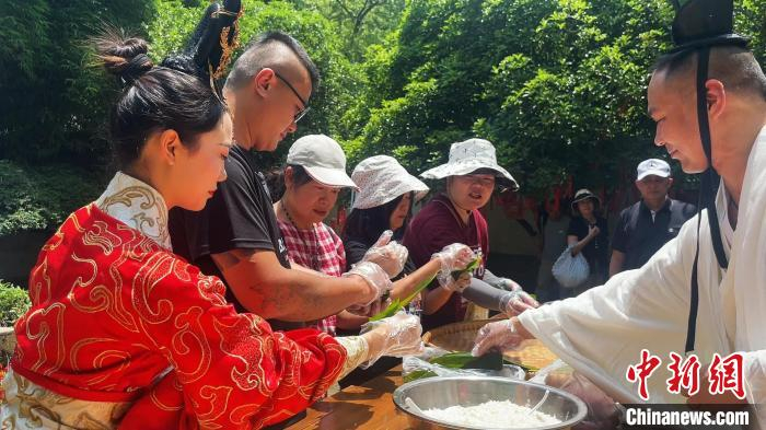 两岸同胞一起包粽子过端午。张雅莉 摄