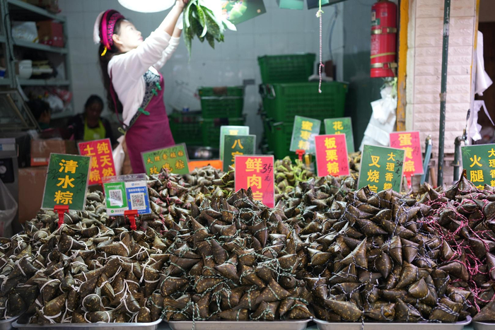 ▲市场上销售的各类粽子 据视觉中国
