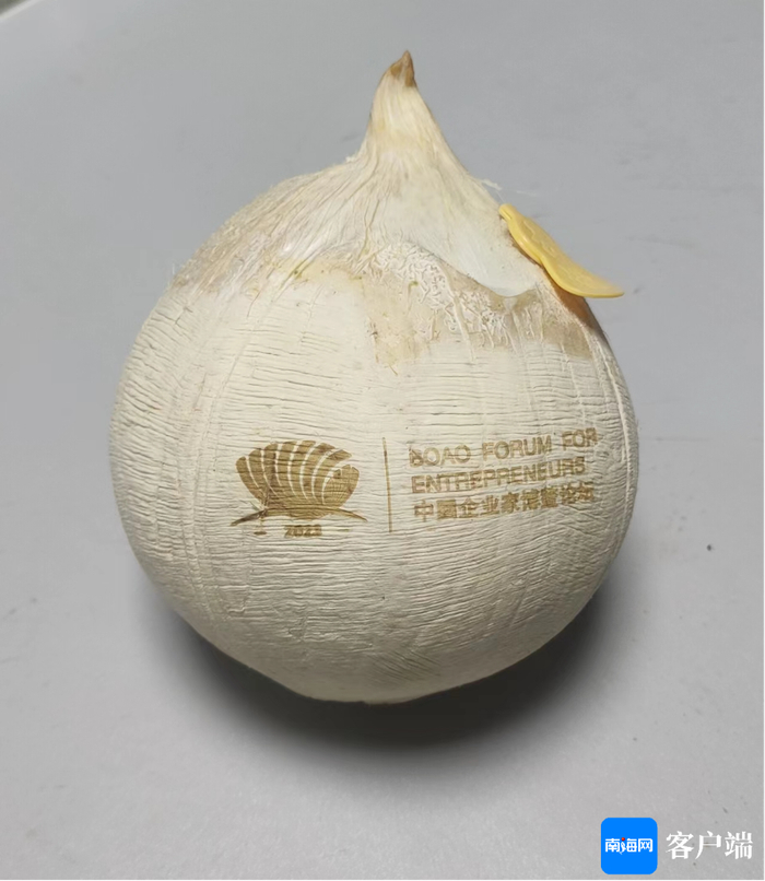 余贤栋设计的“插管（翻盖）”椰子水。受访者供图