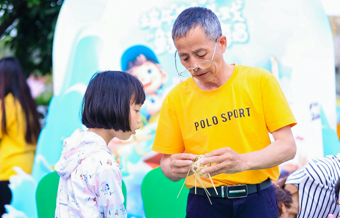 ▲上海昌海洋公园推出端午特色活动，非遗大师现场教学编制竹编香囊
