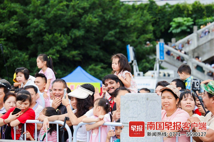 ▲市民在岸边观看比赛。记者邹财麟、游拥军 摄