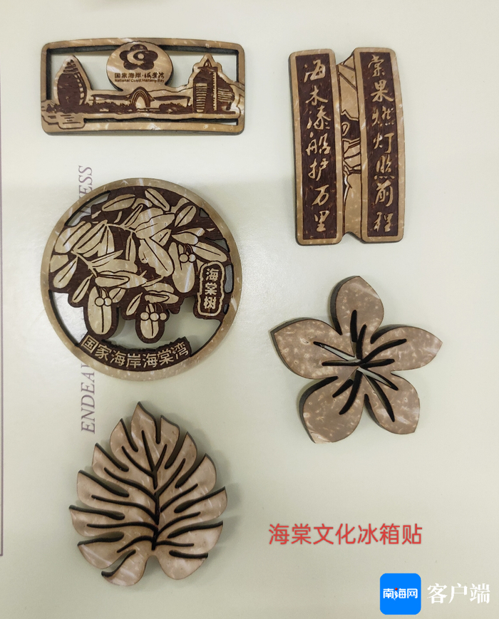 余贤栋创作的椰雕工艺品。受访者供图