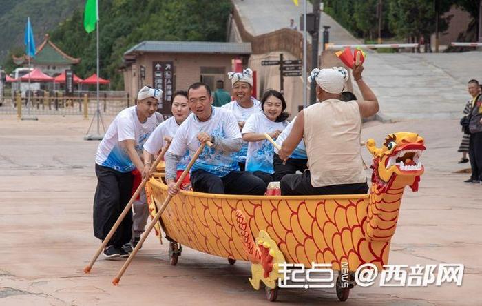 “旱地龙舟赛”在陕西黄河壶口瀑布开赛