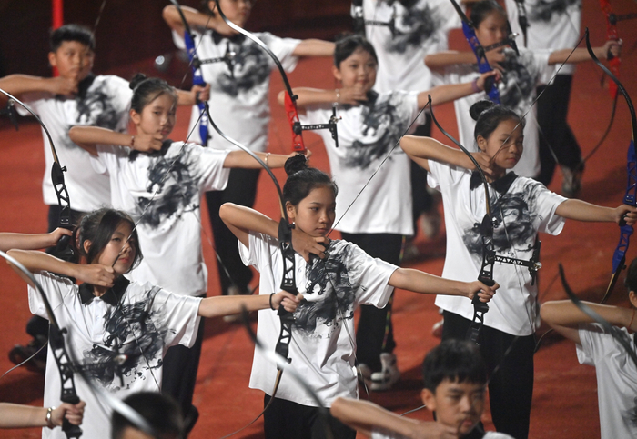 6月9日，当地少数民族进行主题秀非遗展演。新华社发（郑昌昊 摄）