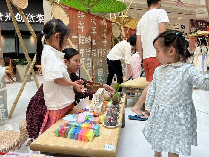 非遗文化主题市集吸引了不少市民游客参与。劳动报记者贡俊祺 摄影