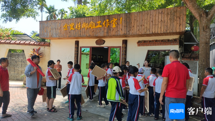 余贤栋椰雕工作室。受访者供图