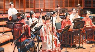 二〇二三年十二月，芈乐华章音乐会在悉尼举行。前排左二为董敏。受访者供图