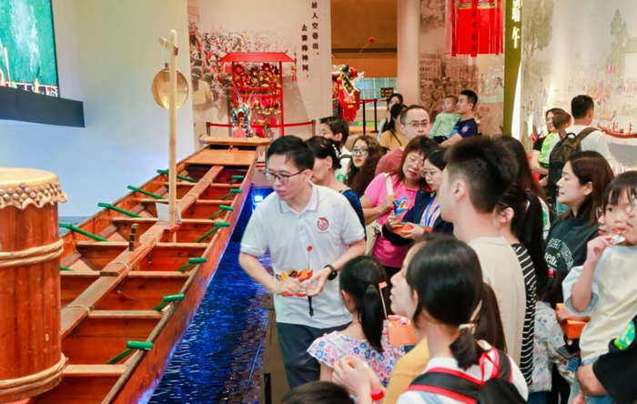 6月9日，观众在广东省非遗馆参观。（广东省非遗馆供图）