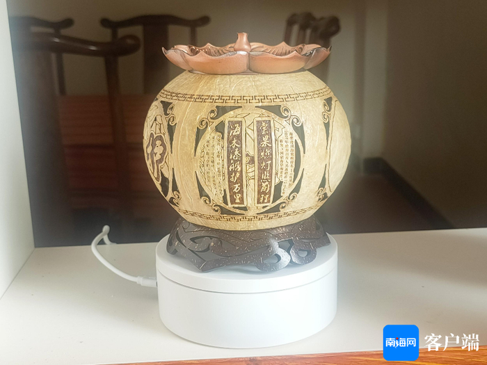 余贤栋创作的椰雕工艺品。受访者供图