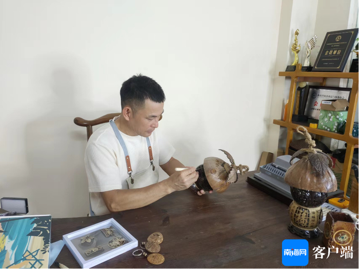 余贤栋在制作椰雕工艺品。受访者供图