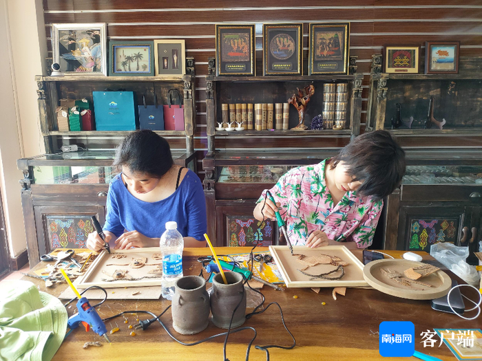 学员在创作椰雕作品。受访者供图