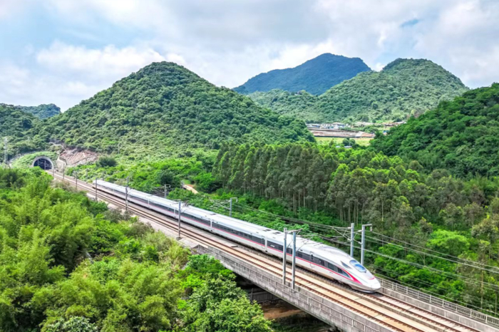 △穿越隧道而出的高铁。（资料图）