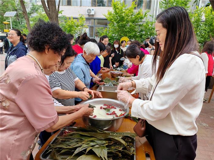　乌海市社区居民欢聚一堂，一起包粽子，共迎端午佳节。