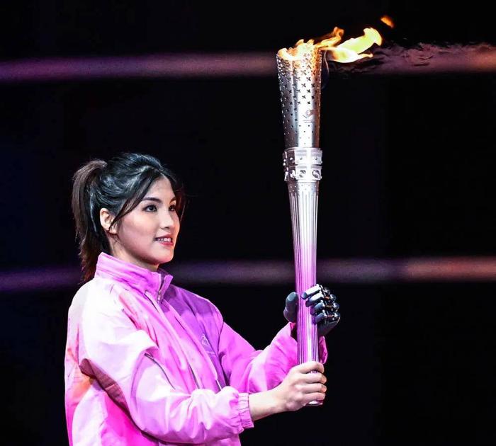 2023年10月22日，最后一棒佩戴智能仿生手的火炬手徐佳玲在杭州第四届亚洲残疾人运动会开幕式上