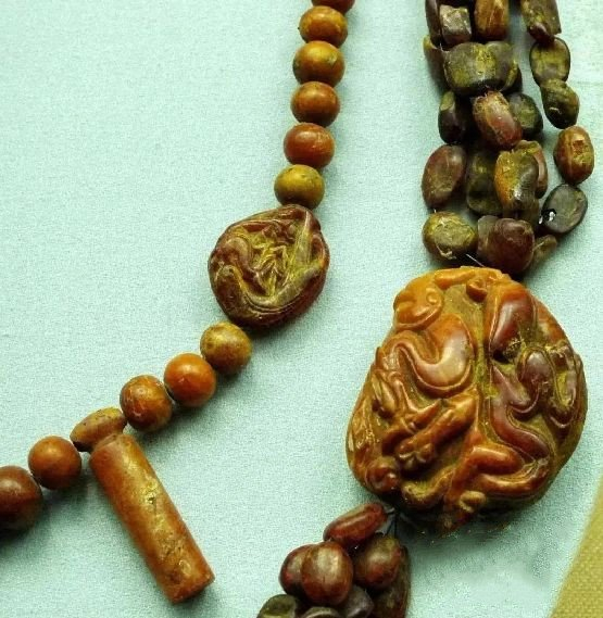 　琥珀璎珞上雕刻的花纹。