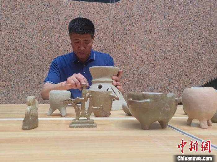 6月9日，刘秀利在吉林市博物馆里现场制作陶器，推广吉林缸窑烧造技艺。　石洪宇 摄