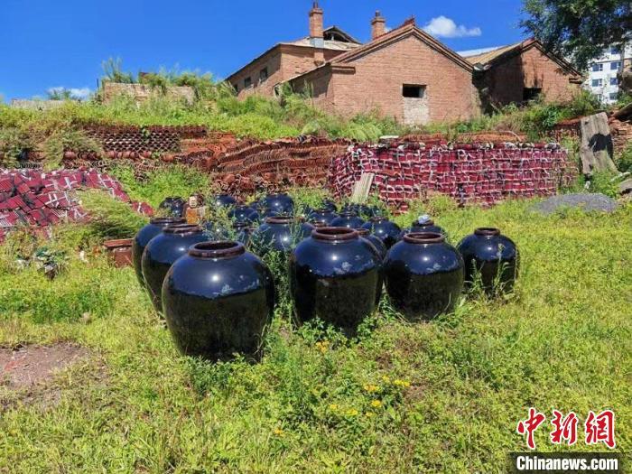 溪浪陶社的庭院里，展现吉林缸窑烧造技艺的作品。　潘桂霞 摄