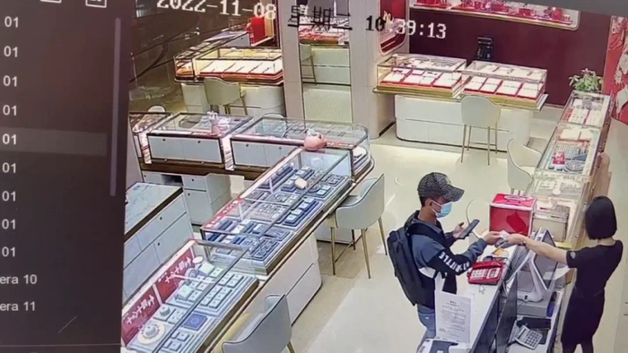 涉案人员刷卡买黄金时的监控截图（广州市公安局供图）