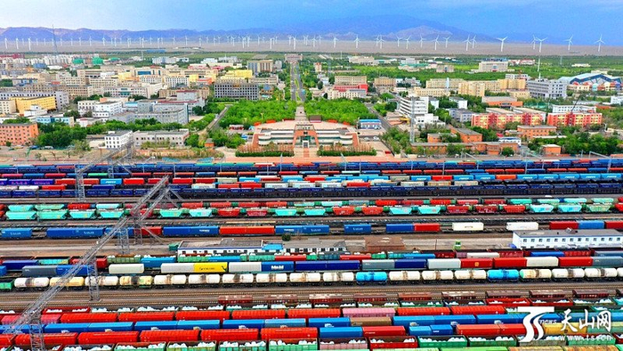 新疆阿拉山口站编组场内停靠待发的中欧班列 图片来源：天山网
