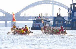 　　参赛龙舟在松花江上全力冲刺。 本报记者 刘洋摄