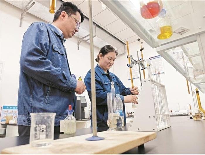 5月8日，在新疆佳宇恒能源科技有限公司稠油化工新材料兵团重点实验室内，工作人员在检验碱液浓度。 张婷婷 摄