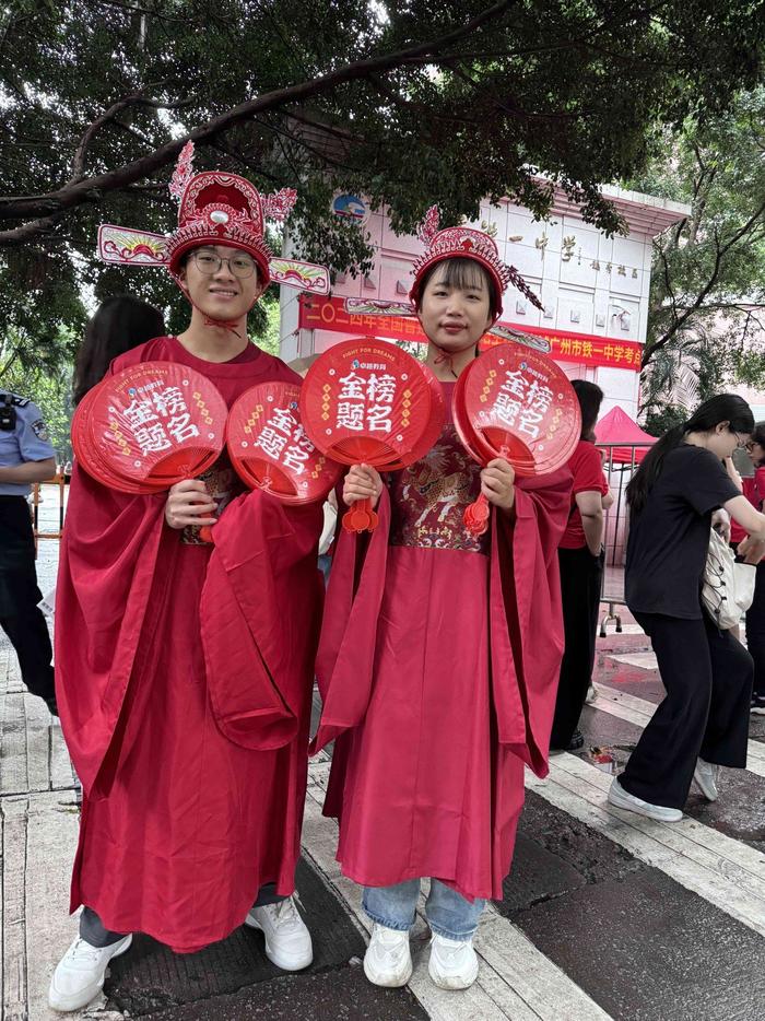 卓越老师的状元服+家长的旗袍 寓意高中状元，旗开得胜