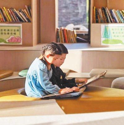小读者在青岛如是书店读书。 本报记者 李 蕊摄