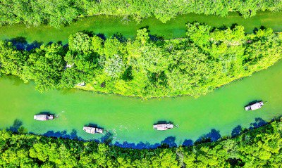 游客在江苏泰州市姜堰区溱湖国家湿地公园乘船游览。新华社发