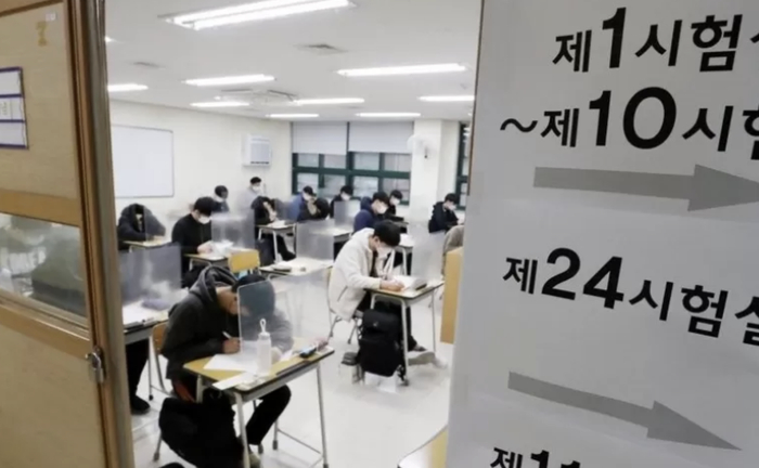 韩国CSAT考试的所有科目在一天内考完，对学生的精力是一次巨大的考验。（图源：社交媒体）